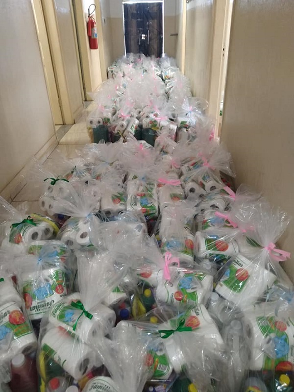 ADMINISTRAÇÃO MUNICIPAL ENTREGA KITS DE HIGIENE E LIMPEZA